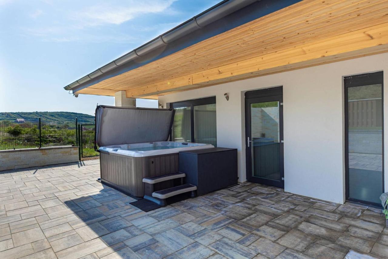 Aszuvilag Rezidencia With Sauna & Jacuzzi Legyesbenye Extérieur photo